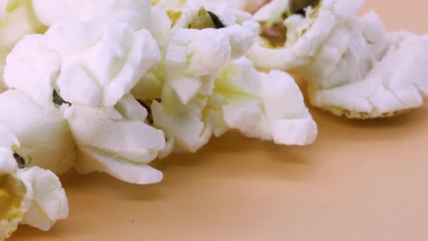 Extrémní Zblízka Pohled Popcorn Rotující Oranžovém Povrchu Makro Záběr — Stock video