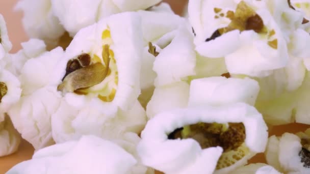 Vista Dettagliata Dei Popcorn Che Ruotano Sulla Superficie Arancione Macro — Video Stock
