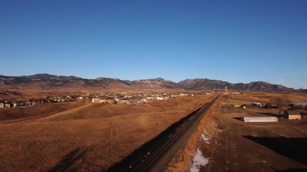 Tågspår Leder Från Denver Colorado Till Foten Klippiga Bergen Gyllene — Stockvideo