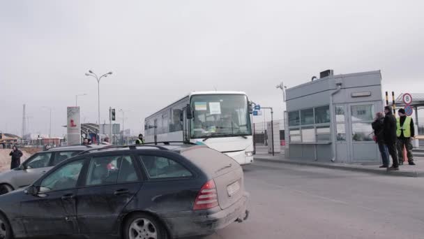 Ukraińskich Uchodźców Autobus Wjeżdża Polski Uchodźcami Ukrainy Polsko Ukraińskie Przejście — Wideo stockowe