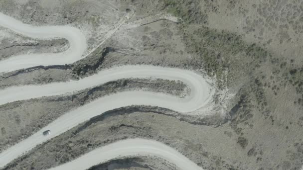 Αεροφωτογραφία Πάνω Από Ένα Αυτοκίνητο Που Οδηγεί Ένα Καμπυλωτό Ορεινό — Αρχείο Βίντεο