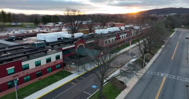 Amerikaans Schoolgebouw Bij Zonsopgang Luchtafweergeschut Voorbij Amerikaanse Vlag Winter Zonsopgang — Stockvideo