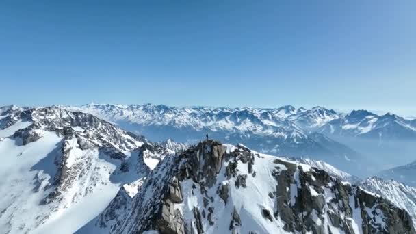 一个登山者站在阿尔卑斯山石峰上的无人机镜头 — 图库视频影像