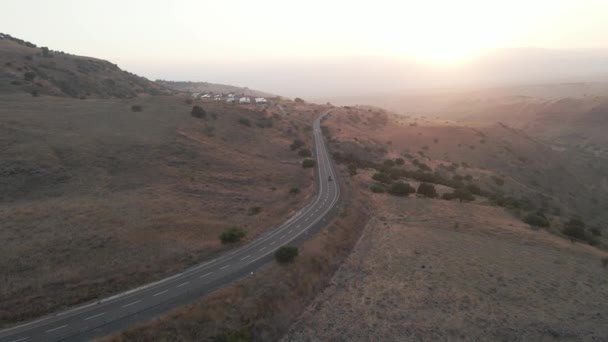 Vista Aérea Drone Seguindo Tráfego Nas Terras Altas Golan Heights — Vídeo de Stock