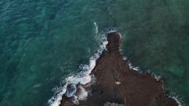 オープン海の小さな島の空中ビュー イスラエル マガン マイケル ビーチ近くピジョン島 — ストック動画