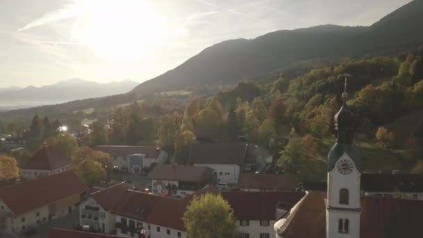 Vista Aérea Pueblo Típico Durante Amanecer Baviera Alemania Revés Tiro — Vídeo de stock