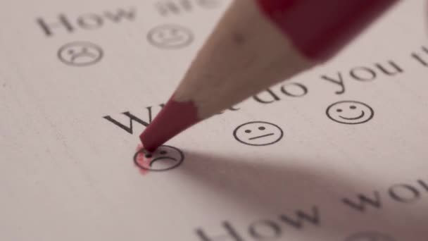 Czerwony Ołówek Wypełniający Uśmiechniętą Buźkę Wybierając Jako Odpowiedź Teście Szkolnym — Wideo stockowe