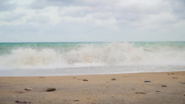 Vista Uma Bela Praia Como Uma Menina Corre Para Cima — Vídeo de Stock