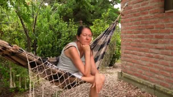 Blanke Vrouw Zittend Ontspannen Een Hangmat Buiten Het Huis Middelmatig — Stockvideo