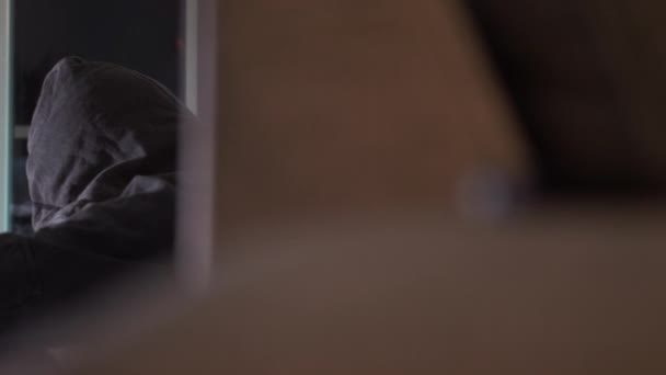 Человек Черном Капюшоне Молится Мебель Переднем Плане Исчезающая — стоковое видео