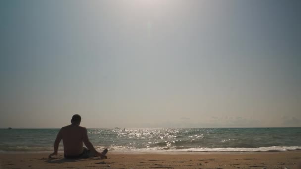 Homem Senta Praia Espontaneamente Levanta Mergulha Mar — Vídeo de Stock
