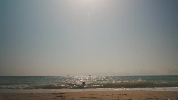 Man Emerges Waves Beach Little Girl Playfully Tosses Stone Him — Stockvideo