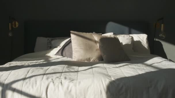 Schatten Bewegen Sich Auf Weißem Bett Mit Kissen Dolly Richtig — Stockvideo