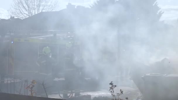 Fumaça Queima Saltar Fogo Sendo Atendido Por Bombeiros Usando Mangueira — Vídeo de Stock