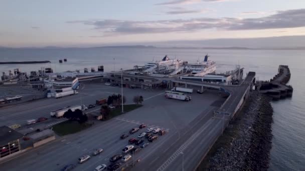 Drone Flyger Över Två Bcferries Färjor Dockade Vid Tsawwassen Vancouver — Stockvideo