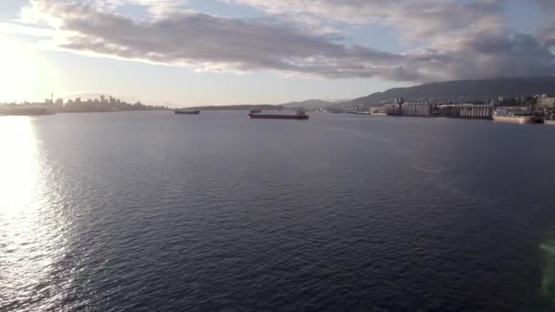 バンクーバー港の空中パノラマビューと背景に都市のスカイラインを持つ船 カナダ — ストック動画
