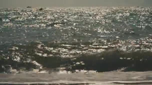 波がビーチで人々が歩いて圧延 人々の足の低角度ビュー — ストック動画