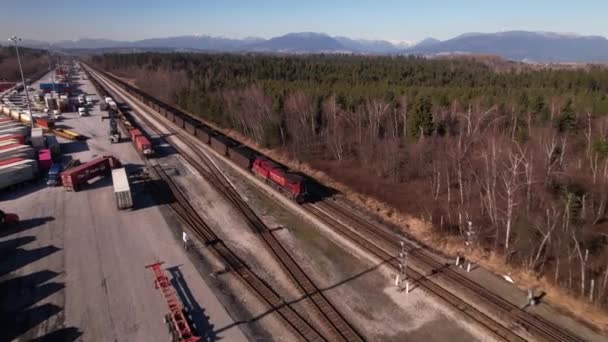 Drone Cargo Train Running Railway Vancouver Shipping Terminal Canada Aerial — стоковое видео