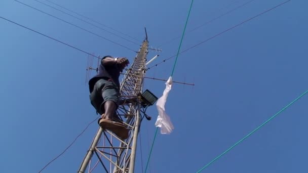 Людина Яка Піднімає Радіоантену Щоб Розмістити Проектор Освітлення — стокове відео