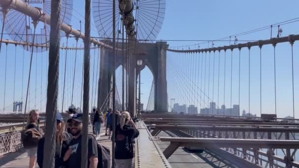 Panning Shot Van Toeristen Genieten Van Een Lentedag Brooklyn Bridge — Stockvideo