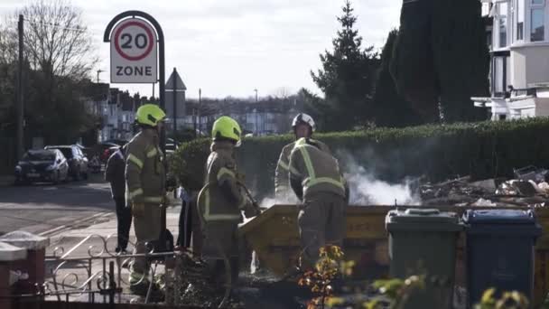 Grupo Bomberos Brigada Londres Inspeccionando Material Skip Fire Frente Casa — Vídeos de Stock