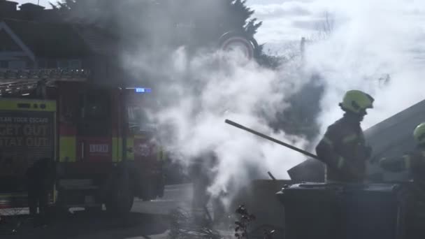 Bombeiros Brigada Bombeiros Londres Verificando Removendo Material Queimado Skip Fire — Vídeo de Stock