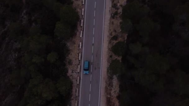 Drone Montrant Lent Zoom Arrière Une Voiture Bleue Voyageant Sur — Video