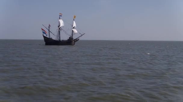 一个前进的航拍镜头朝向大海中央的半人马恩号 这是荷兰东印度公司制造的船的复制品 是由阿姆斯特丹Voc商会委托制造的 — 图库视频影像