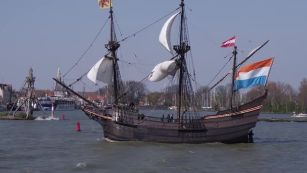 Ett Yttre Flygfoto Spårar Skeppet Halve Maen Vid Havet Nära — Stockvideo