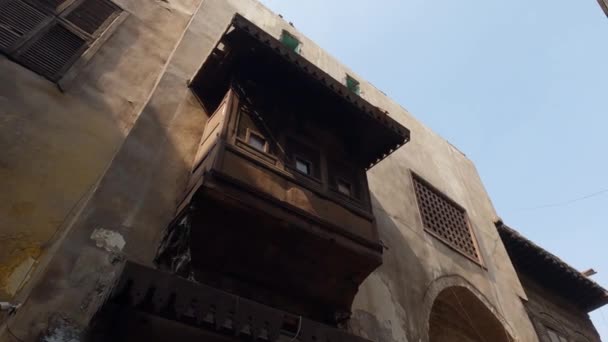 旧开罗建筑立面 美丽的阿拉伯风格巴科尼 低视角中世纪木制巴科尼 — 图库视频影像
