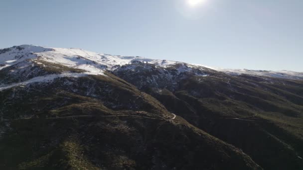 Χιονάτη Κορυφή Της Οροσειράς Σιέρα Νεβάδα Στην Ισπανία Αεροφωτογραφία Τηλεκατευθυνόμενου — Αρχείο Βίντεο