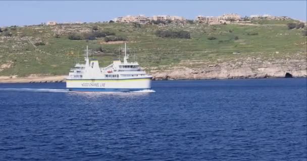 Ferryboat Línea Del Canal Gozo Lleva Turistas Vehículos Carga Entre — Vídeos de Stock