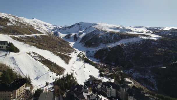 Flyover Sierra Nevada Città Verso Montagna Innevata Con Piste Sci — Video Stock