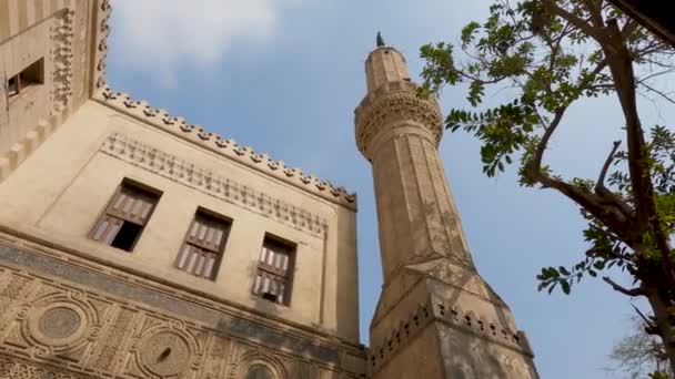 Busca Mezquita Azhar Contra Cielo Azul Torre Minarete Adornada Cairo — Vídeos de Stock