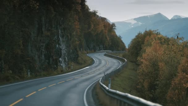 Two Lane Mountain Road Runs Autumn Landscape Fresh Snow Mountain — Vídeo de Stock