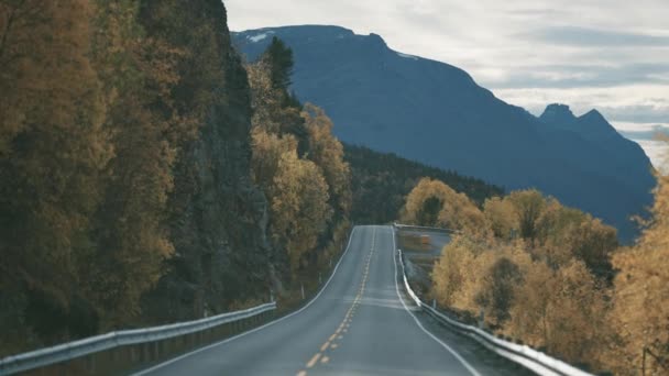 Узкая Двухполосная Дорога Пересекающая Красочный Осенний Пейзаж Заснеженные Горы Горизонте — стоковое видео