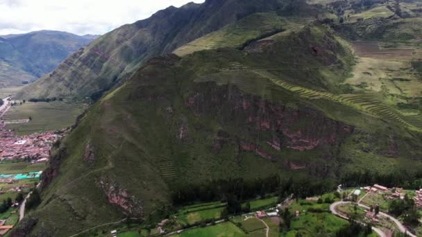 ペルーのクスコにあるピサックタウンの上にそびえる神聖な谷の景色 空中ドローンショット — ストック動画