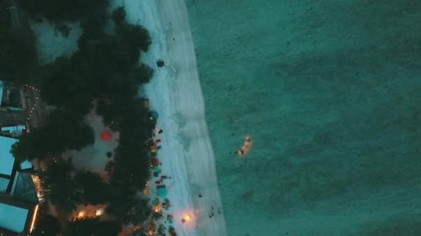 信じられないほどの空中ドローン飛行は 夢のビーチで水の中のスイングの上からゆっくりと沈みますGili Trawangan Bali Lombokフィリップ マルニッツによる日没後の青い時間に小さな島 — ストック動画