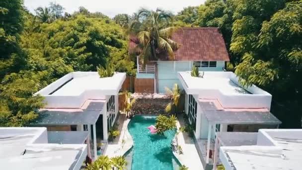 Breathtaking Aerial Drone Flight Fly Backwards Drone Shot Luxury Resort — Video