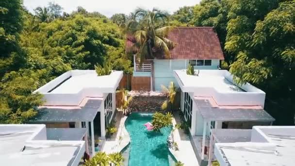 Dech beroucí letecký dron let létat pozpátku drone záběr na luxusní resort hotel na malebné tropické bílé písek sen pláž ostrov Gili Trawangan Bali Lombok