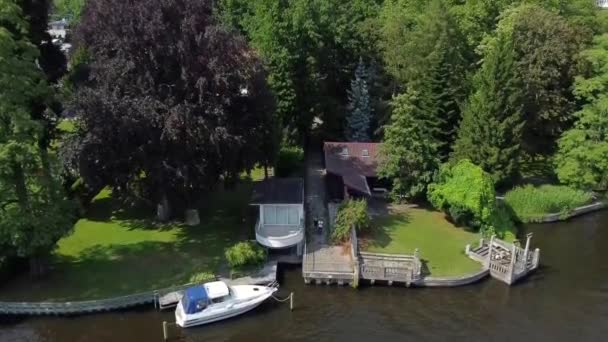 Fantastic Aerial Drone Flight Slowly Sinking Drone Shot River Boats — Vídeo de stock
