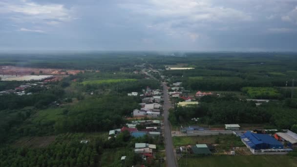 在越南平都省的乡间公路上飞行 该地区是胡志明市以外的工业 制造业和农业地区 有许多工厂 多云天气下的无人机观测 — 图库视频影像