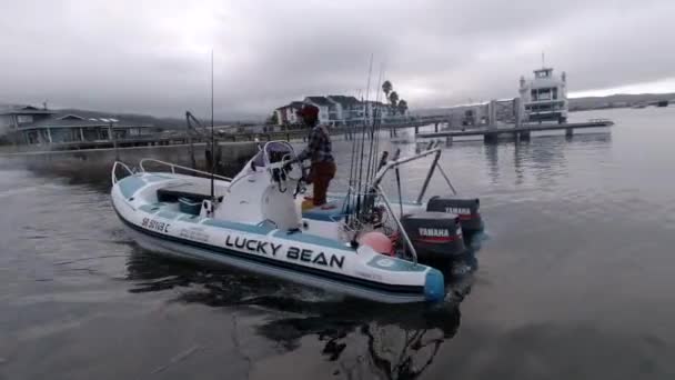 Schwarzafrikanischer Mann Beim Umkehren Eines Fischerbootes Knysna River Westkap — Stockvideo