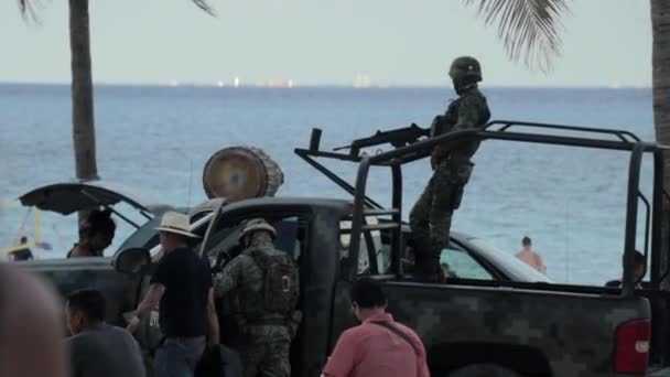 以海洋为背景的墨西哥士兵登上军用卡车慢镜头 — 图库视频影像