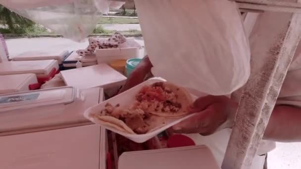 Hispanic Male Preparing Tacos Street Food Cart Mexico — Stok video