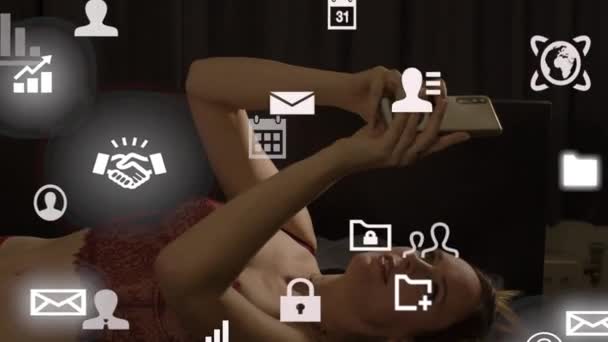 Beau Mannequin Lingerie Jouant Avec Son Téléphone Portable Avec Une — Video