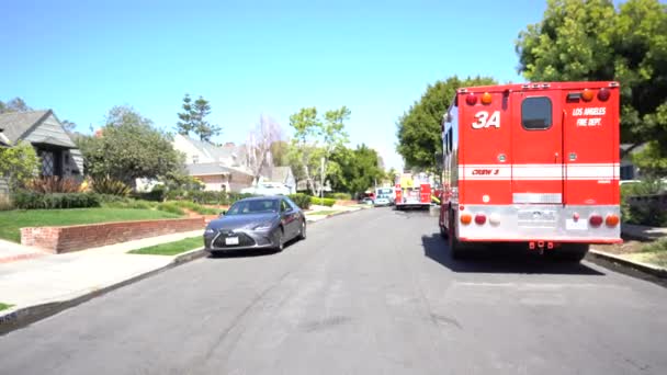 停放在住宅街道上的消防车 — 图库视频影像