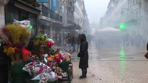 Rua Augusta Einem Wintertag Mit Viel Nebel Einem Blumenstand Und — Stockvideo