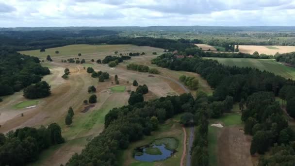 空中的高尔夫球场向前飞行 — 图库视频影像