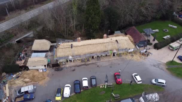 Thatchers Replacing Roof Pub New Forest – stockvideo